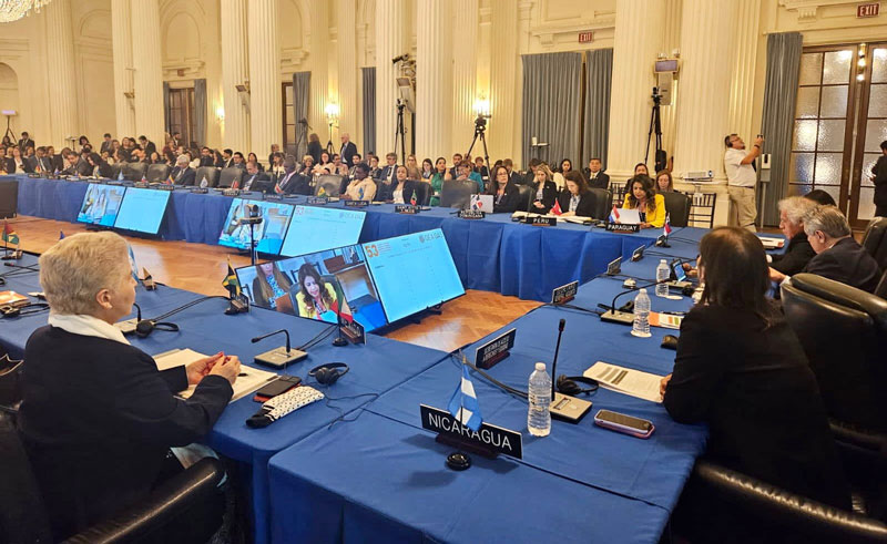 🇵🇾 En el marco de la 53o. AG de la #OEA, Paraguay ratificó su compromiso con la defensa del derecho a la vida, la igualdad y la protección de la familia. Fue durante la reunión de autoridades de la <a href="/OEA_oficial/">OEA</a> con representantes de la sociedad civil.

➡️rb.gy/9dm6u