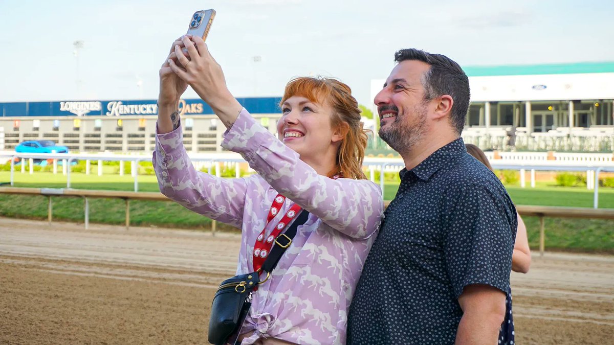 Happy National Selfie Day 🤳 Only 318 days until we're back at Churchill Downs taking more selfies!

#DerbyExperiences #KyDerby