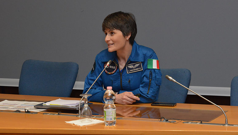 NATO_DefCollege's tweet photo. On 21 June 2023, @esa astronaut, @AstroSamantha, visited the NDC to deliver a Lecture of Opportunity to SC 142. She talked about:

🚀 Space missions
💡Relevance of space exploration for scientific progress
👉What’s next in space exploration

https://t.co/DMkeyVPNRS

#Education https://t.co/19LSesx9zA