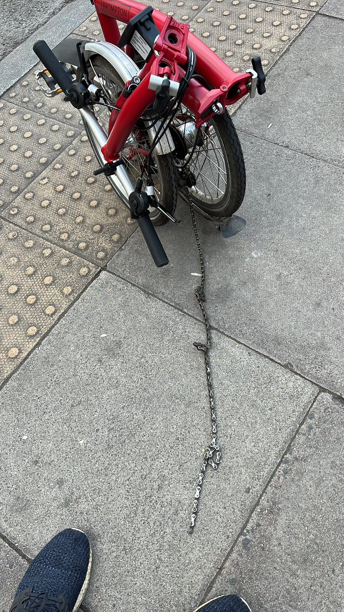NersesAM's tweet photo. @BromptonBicycle I expected better quality components for the money https://t.co/fUYroadeky