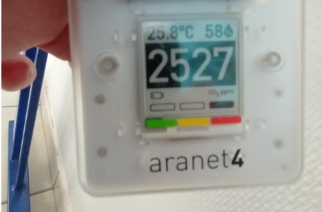 elisa_greto's tweet photo. salle de classe : "il fait très chaud, fermons toutes les fenêtres et les stores"
#BalanceTonCO2 https://t.co/gApNd8MOfD