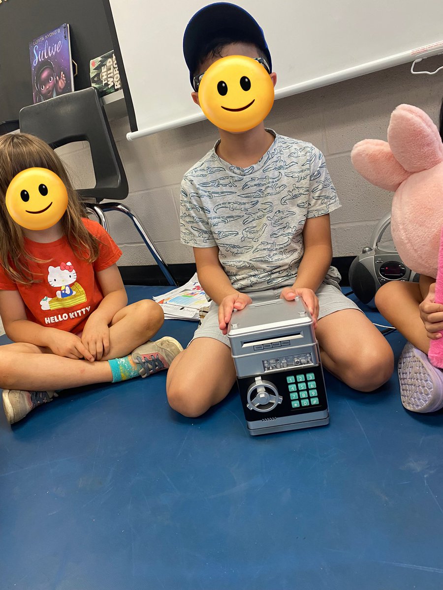 msbowyer1's tweet photo. Having so much fun during Show and Tell Day!! @dunbar_ps https://t.co/ZAdZVS2wMx
