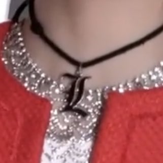 I didn’t even notice til now but is he wearing a d3äth note necklace??😭