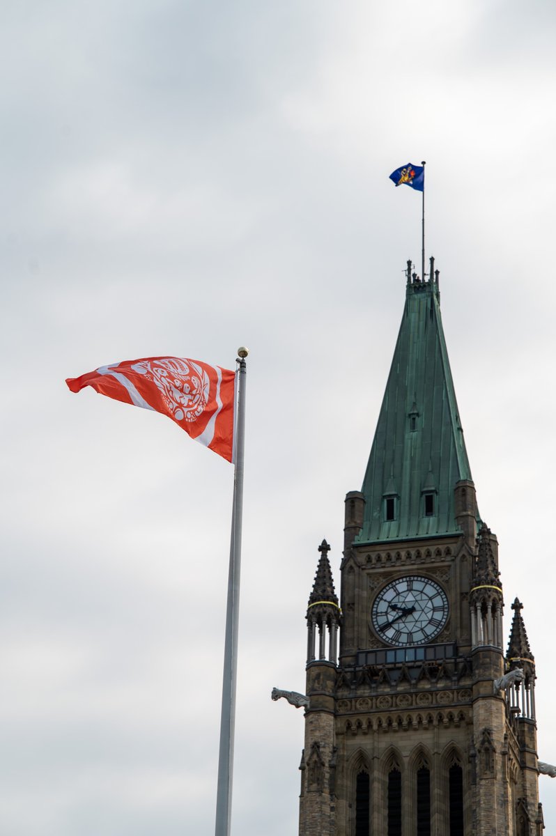 The Survivors’ Flag is a symbol of courage, community and remembrance to those impacted by the residential school system.

#GGSimon was in attendance at #ParliamentHill this morning as it was raised to mark #NationalIndigenousPeoplesDay. 

#NIPD