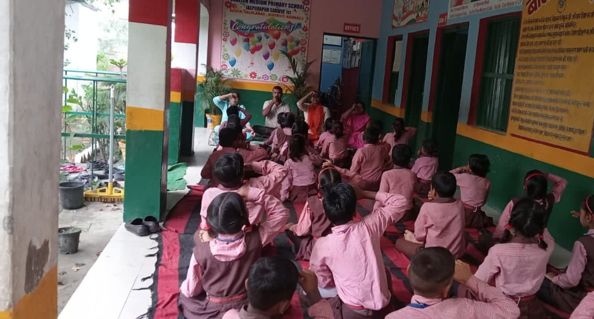 Renukamal32's tweet photo. #yogaInbasic अंतरराष्ट्रीय योगा दिवस के अवसर पर प्राथमिक विद्यालय जसपुरापुर प्रथम वजलालाबाद जिला कन्नौज में योगाभ्यास अध्यापको बच्चों के द्वारा सूर्य नमस्कार, कपालभाति , अनुलोम विलोम,मंडुका ,पद्मासन ,शीर्षासन आदि प्रधानाध्यापिका रेनू कमल ,जागृति मिश्रा, सौरभ द्विवेदी,जसवीर गौतम https://t.co/9whqJAO6iY
