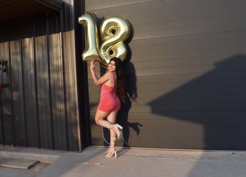 yezziegutie's tweet photo. cheers to 18 https://t.co/Pfl5ri77Uc