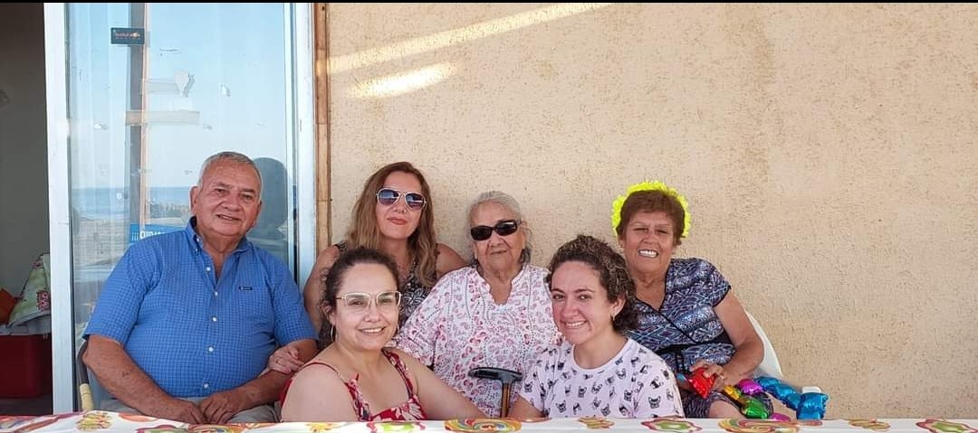 isitapilar's tweet photo. Mi santo padre, mi santa madre de 75 cada uno y nuestra abuelita de 99 años... activos y felices 
@rodrigosepu #Alerta https://t.co/uRXbDUVoi6