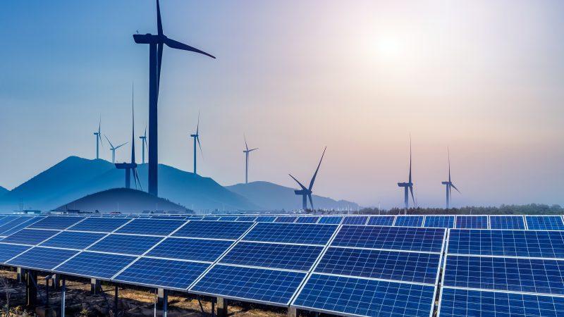 sole24ore's tweet photo. 🔸 Una buona notizia. Le fonti rinnovabili nel 2025 supereranno il carbone come prima fonte di energia al mondo. https://t.co/JciKdzp3qh https://t.co/Fv8yyp3YC5