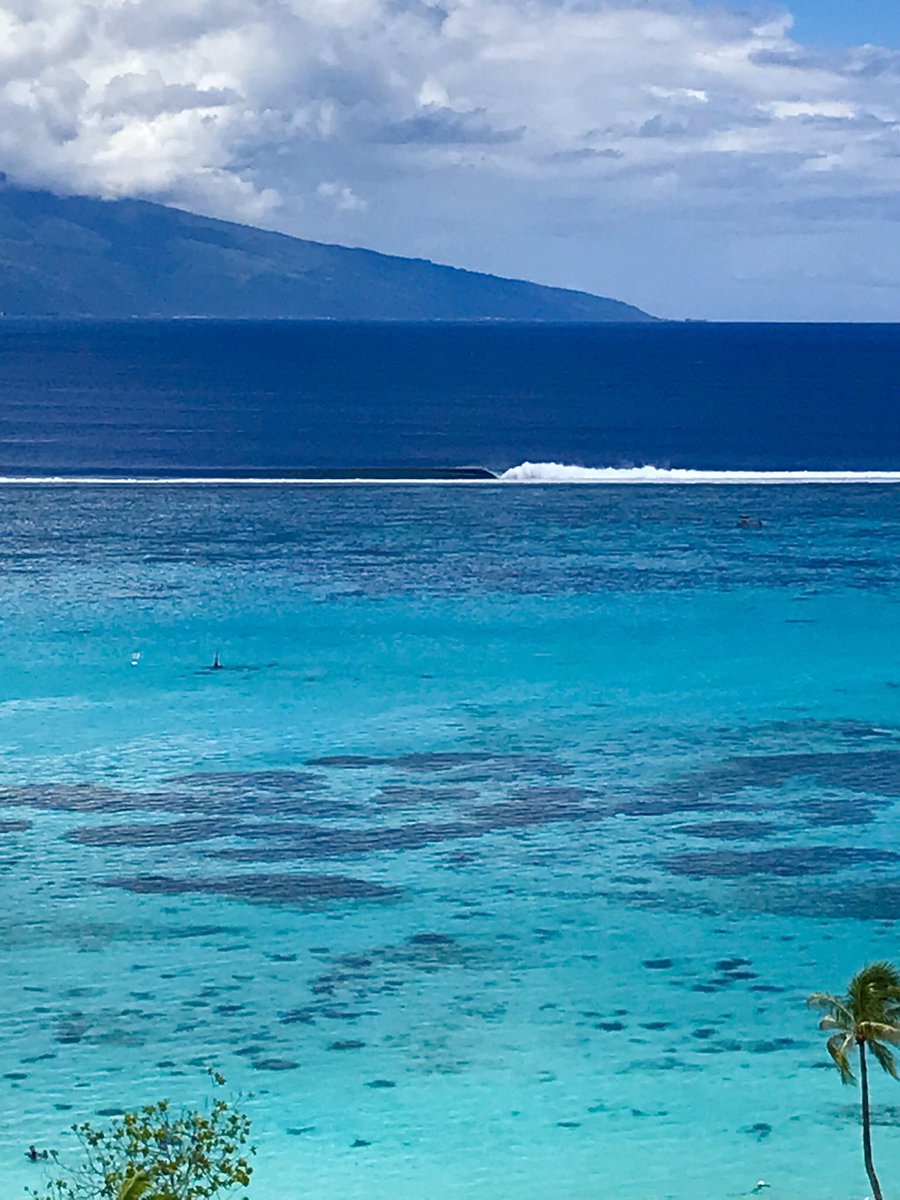 @SiKImagery Some #HumpDay #water love 💕 A sideways wave on the island of #Moorea #FrenchPolynesia @TahitiTourism
