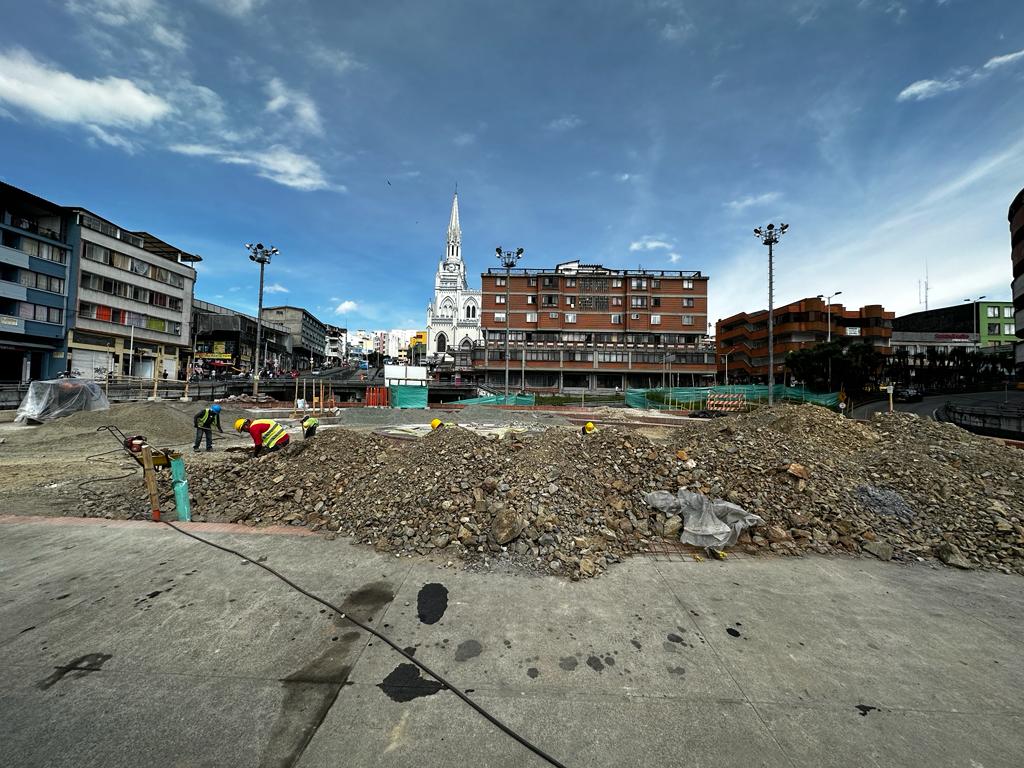 #AEstaHora inicia el recorrido de los concejales y la administración municipal por el Bulevar de la Calle 19 con el fin de conocer los avances de esta obra que es de gran impacto para el comercio del sector y la movilidad de los manizaleños