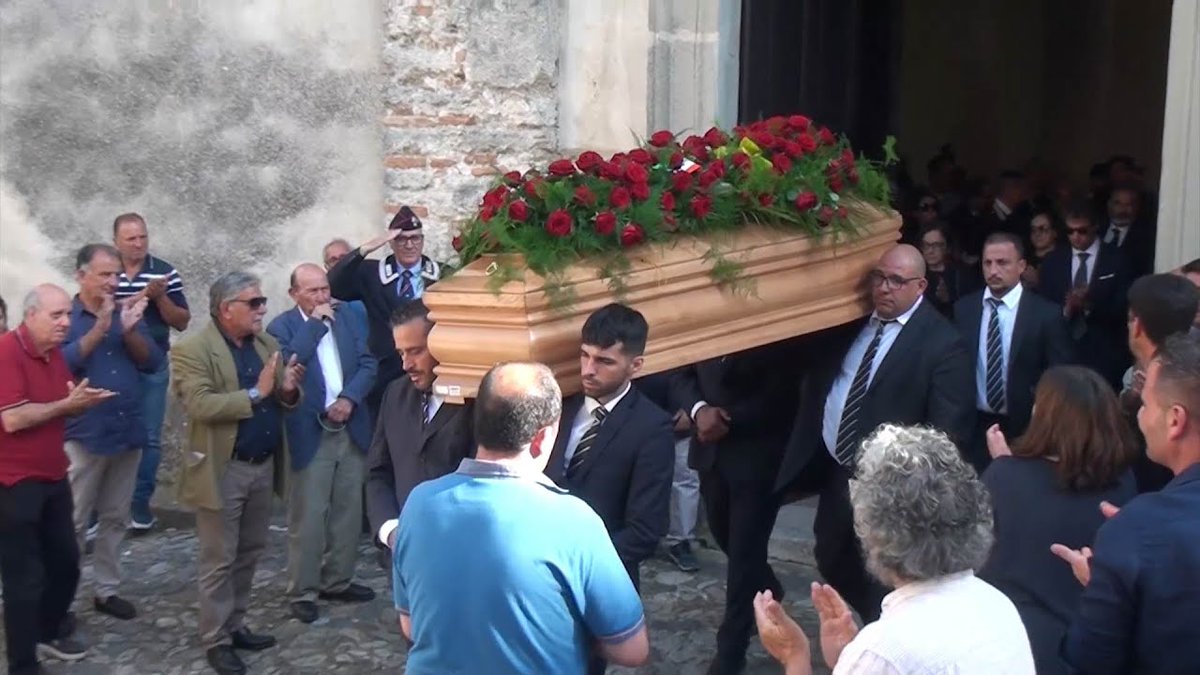TelemiaLaTv's tweet image. L’ultimo saluto al Sindaco di Gerace Giuseppe Pezzimenti.

E’ stato celebrato il funerale del Sindaco, con un corteo che partito dalla Sala consiliare si è #Addio #gerace #GiuseppePezzimenti #SINDACO

telemia.it/2023/06/laddio…