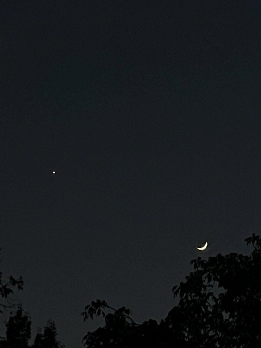 abuhurayrahh_'s tweet photo. moon rn🌙 https://t.co/1KuRoep3yh