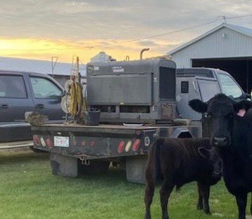 Alright Twitter, friend of mines welding truck was stolen from his yard in the night last night. North of Strome not too far from 26. 01 Ford F-350 all kitted up. Keep an eye out!