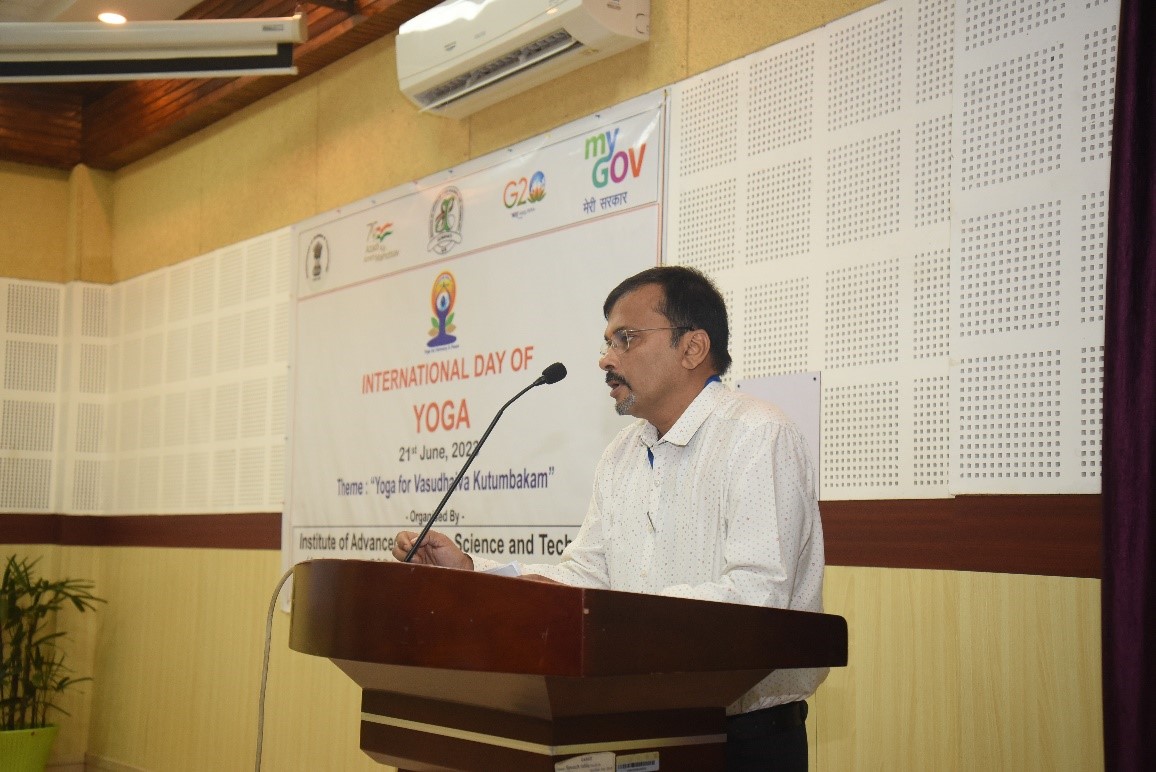 dir_iasst's tweet photo. On the eve of #InternationalDayofYoga2023, students, faculty, &amp; staff members at #IASST gathered at the APJ Kalam auditorium to participate in a live yoga session demonstrated by Yoga Guru Mr. Prabin Das #HarAnganYoga #YogaBharatMala https://t.co/5bb357GGPI