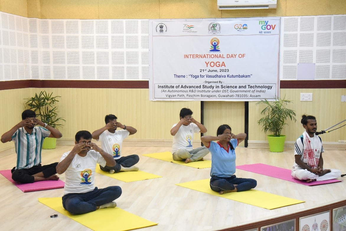 dir_iasst's tweet photo. On the eve of #InternationalDayofYoga2023, students, faculty, &amp; staff members at #IASST gathered at the APJ Kalam auditorium to participate in a live yoga session demonstrated by Yoga Guru Mr. Prabin Das #HarAnganYoga #YogaBharatMala https://t.co/5bb357GGPI