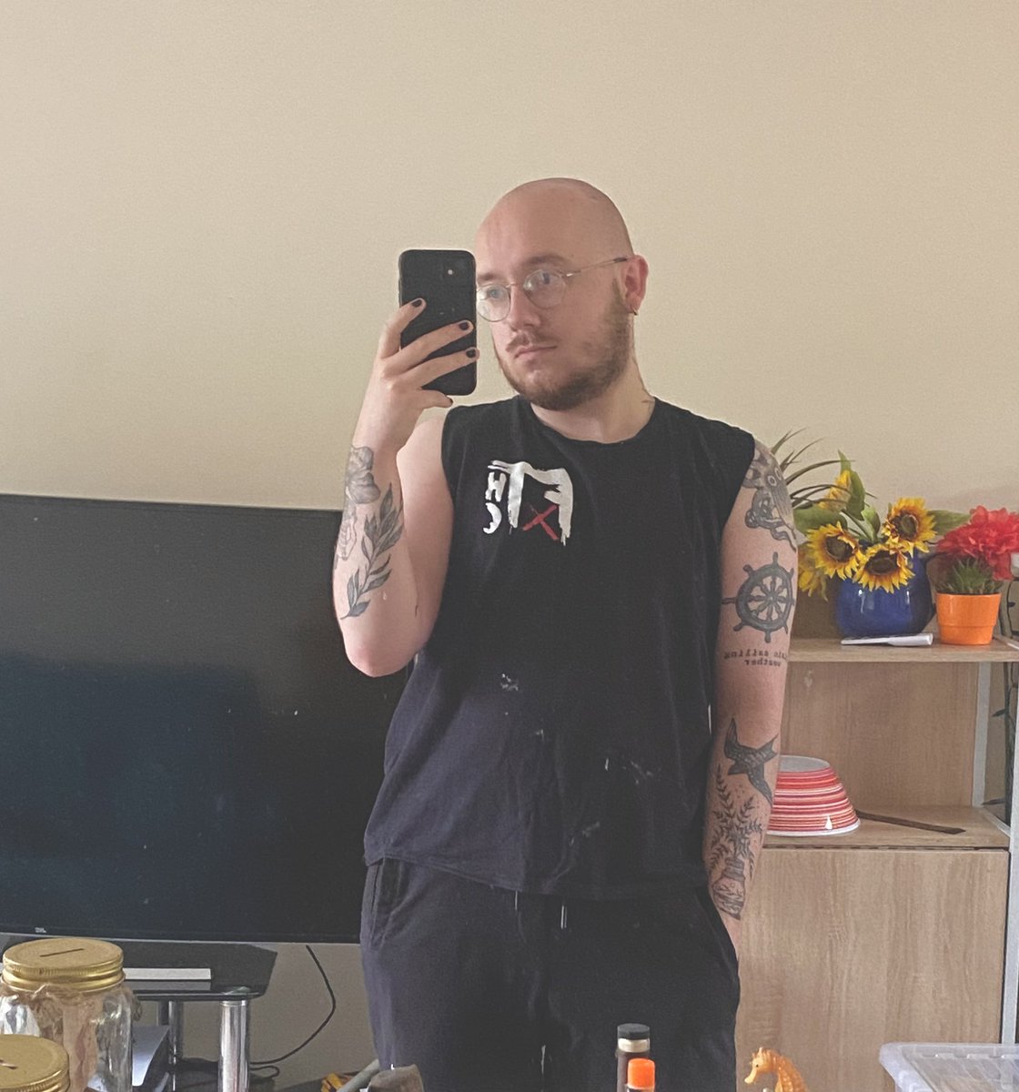 FlynnPigeon's tweet image. keep seeing TikTok’s about cutting sleeves off band shirts so took a pair of scissors to my #FTHC tour shirt. It’s a bit janky but I love it