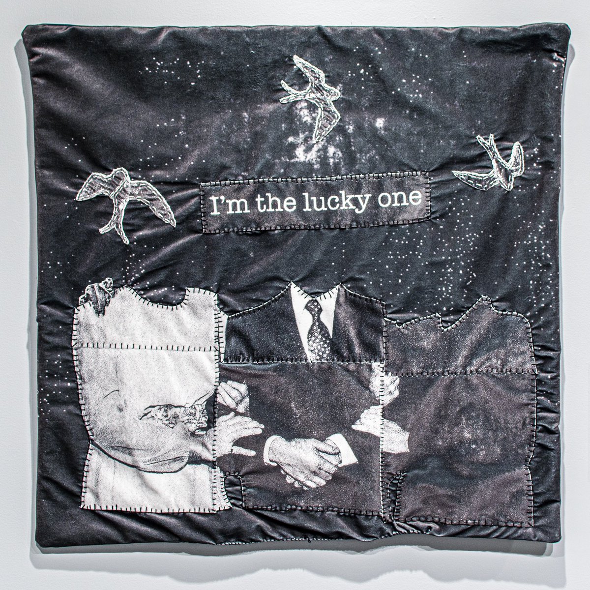 scbstudio's tweet photo. @JulioPa43852590 ‘s favorite from ‘All Shook Up’ currently on view at @massmu 

‘I’m the lucky one’
2023 

Learn more here: https://t.co/HqAdLN4Nok #art #quilt #museum https://t.co/ljelIPSf5q