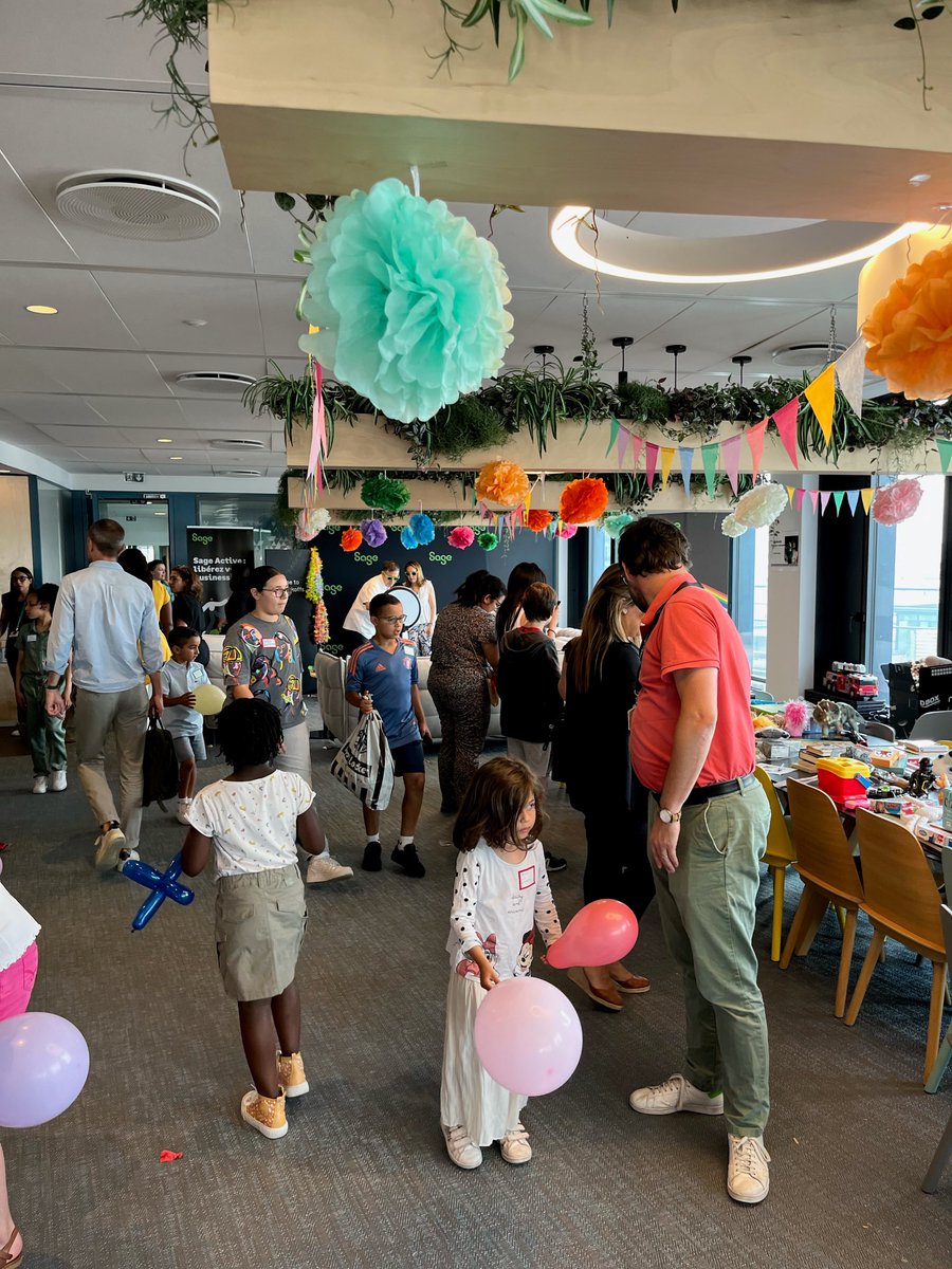 Sage France (@sagefrance) on Twitter photo This is #OfficeMagic 💚 c’est le thème du jour dans nos locaux : #KIDSDAYS ! 🎉👯
En association avec <a href="/RireMedecin/">Le Rire Médecin</a>, actions solidaires, animations, ateliers, chorale… tout cela dans la joie et la bonne humeur ! #LifeAtSage This is #OfficeMagic 💚 c’est le thème du jour dans nos locaux : #KIDSDAYS ! 🎉👯
En association avec <a href="/RireMedecin/">Le Rire Médecin</a>, actions solidaires, animations, ateliers, chorale… tout cela dans la joie et la bonne humeur ! #LifeAtSage