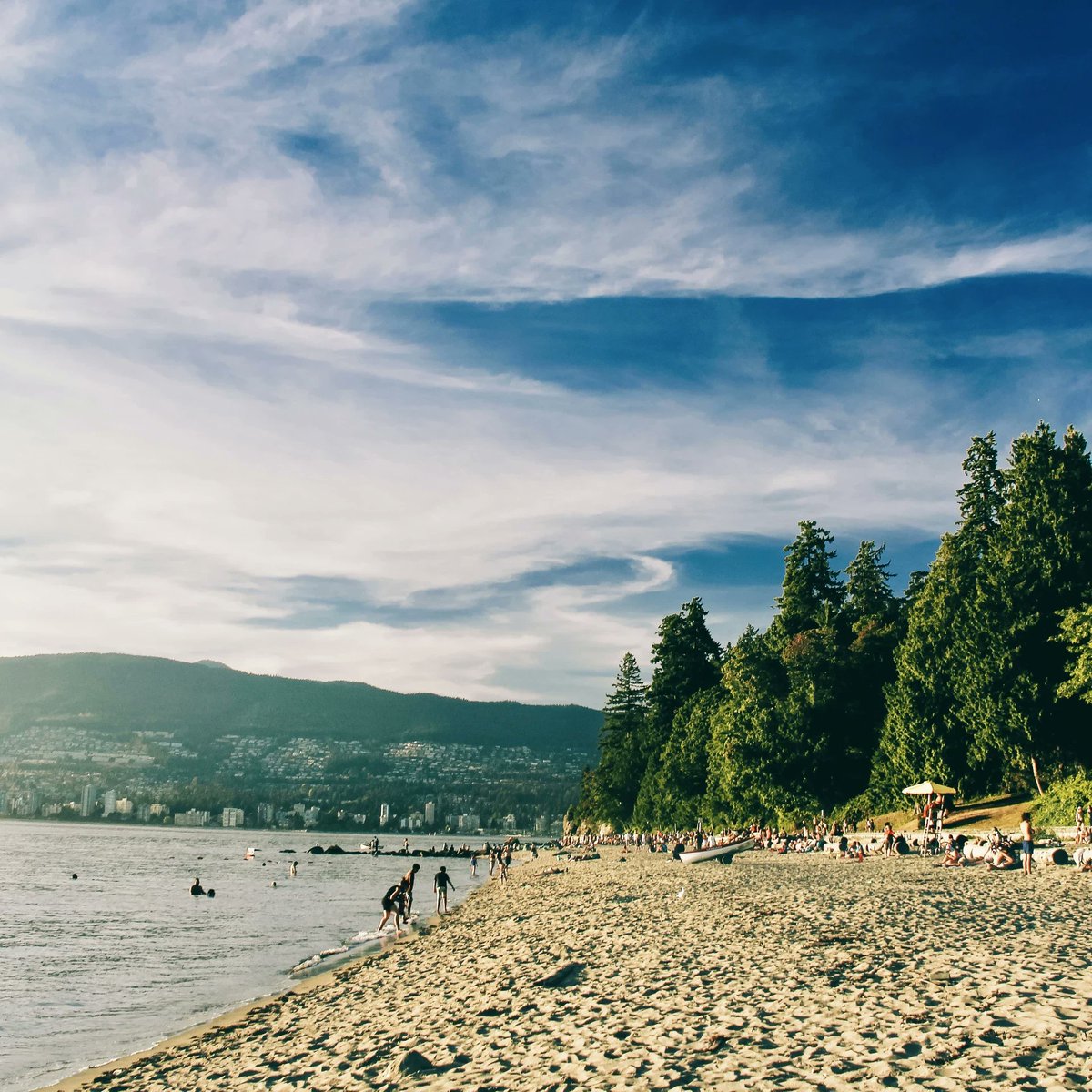 CityTrailWander's tweet photo. Warmer days, relaxing at the beach soaking up the sun, with the sound of waves crashing on the shore. #Summer is here in #NorthernHemisphere! #vancouver #canada #StanleyPark #ThirdBeach #SummerSolstice #JuneSolstice (Photo credit: Gabe, @whileimout on https://t.co/lRIhQeQtgG.) https://t.co/u3tnxhP8sl