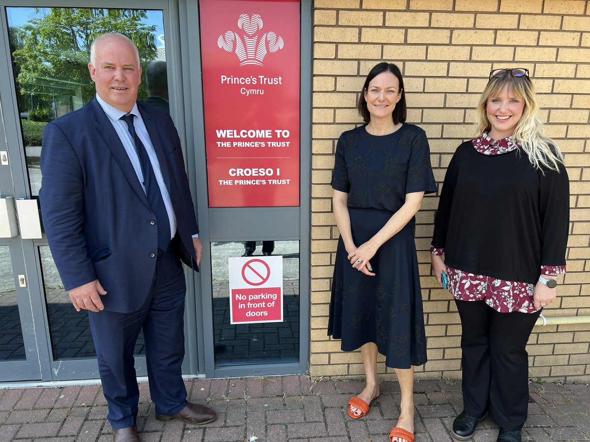 Such a warm welcome from the team @PrincesTrustWal this morning. Fantastic to join a group of young people taking part in a training session, just one of the Trust’s many invaluable projects. A great charity set up by His Majesty the King! 👑