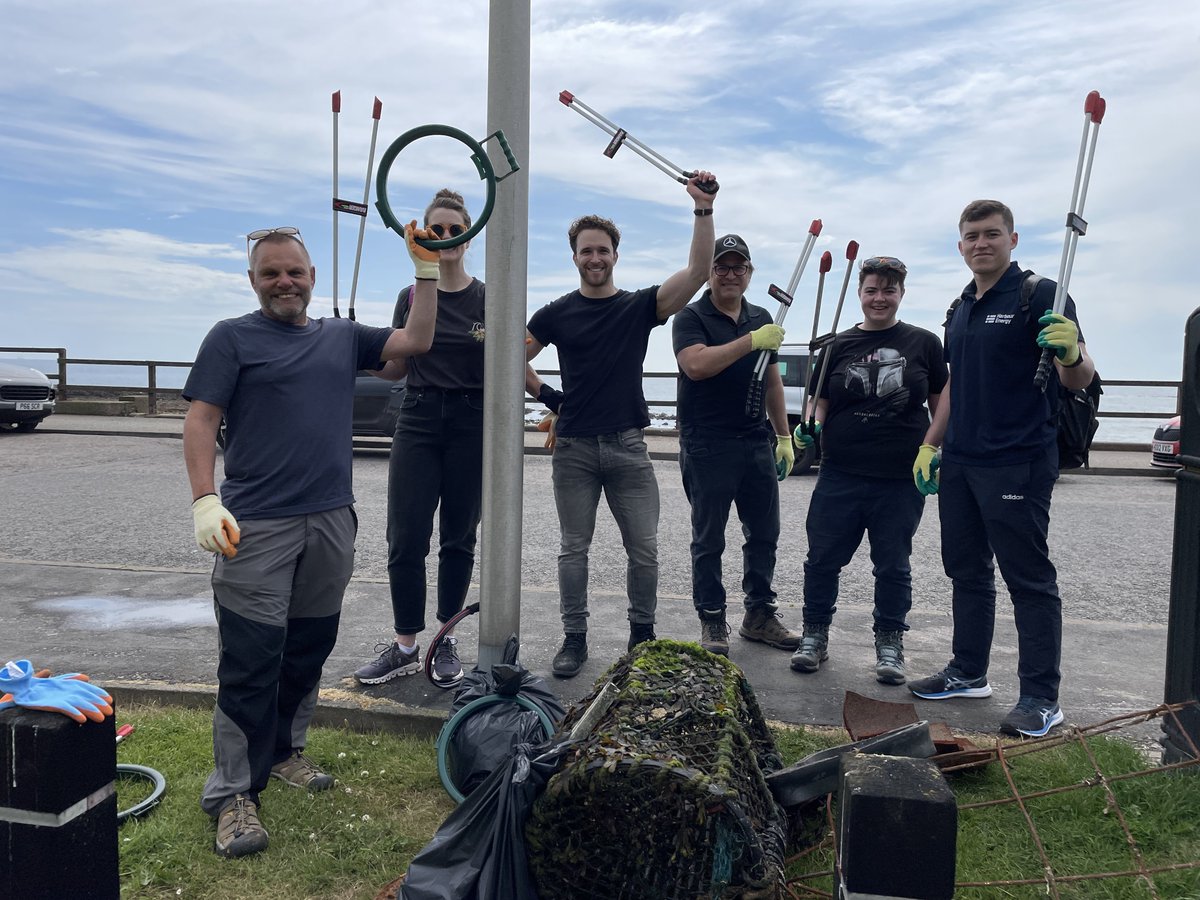 Today we had another group of volunteers from @Harbourenergy This time we were at Stonehaven & managed to remove 74KGs before the thunderstorms hit 🙌 ⛈️ 
Huge thanks to all of the volunteers!

#beachclean #cleanup #marinelitter #egcp #ttpt #harbourenergy #volunteering #thankyou
