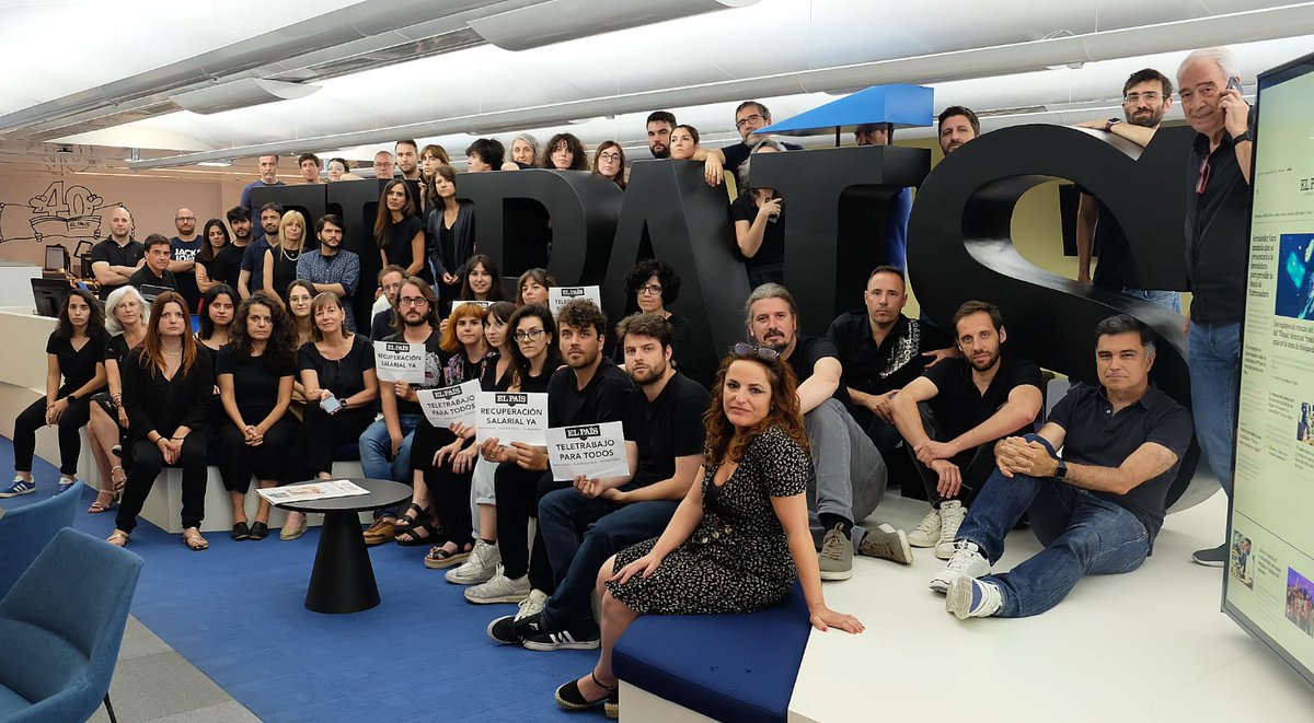 No nos conformamos con pegatinas de felicitación por los 300.000 suscriptores de EL PAÍS, así que volvemos a exigir a la empresa una actualización salarial tras 12 años de congelación #MiércolesNegro #SubidaSalarialYa #SueldosDignos #TrabajoDigno #Teletrabajo
