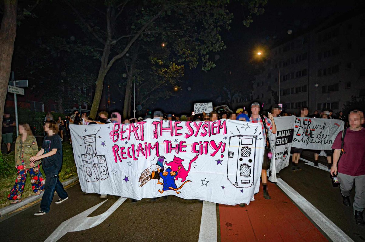 OAV_Freiburg's tweet photo. + CW Polizeigewalt +
Am vergangenen Samstag Abend versammelten sich zu einer verbotenen Nachttanzdemo (#fr1706) unter dem Motto "Beat the System - Reclaim the City!" mehrere tausende Menschen in Freiburg. Da die Demo von der Stadt mit einer Allgemeinverfügung
1/x https://t.co/d8NYdBwcc3