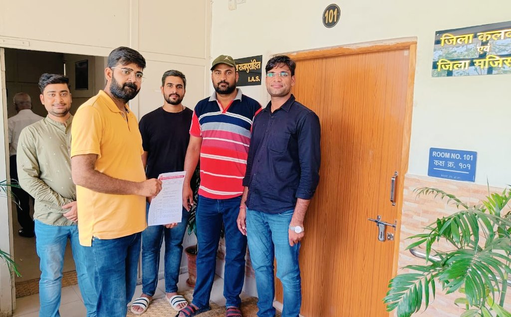 रेडियोग्राफर्स ग्रेड पे 4200 करने मेस अलाउन्स बड़ाने रेडियेशन अलाउंस बेसिक का 25% करने पदनाम परिवर्तित कर रेडियोलॉजी ऑफिसर करने चौथी पदोन्नति पर डायरेक्टर रेडियोग्राफर का नवीन पद सृजित करन आदि मांगों को लेकर आज जिला कलेक्टर को मुख्यमंत्री जी के नाम ज्ञापन  सौंपा 
<a href="/ashokgehlot51/">Ashok Gehlot</a>