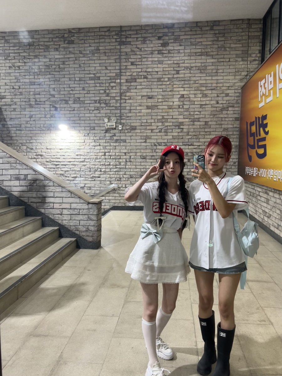CUBE_LIGHTSUM's tweet photo. [#상아] 오늘의 승리 요정 🧚‍♀️ with 케이 언니 💓
썸잇 나 중계 화면에 나왔나봐!! >< https://t.co/7DlNF7KS2E