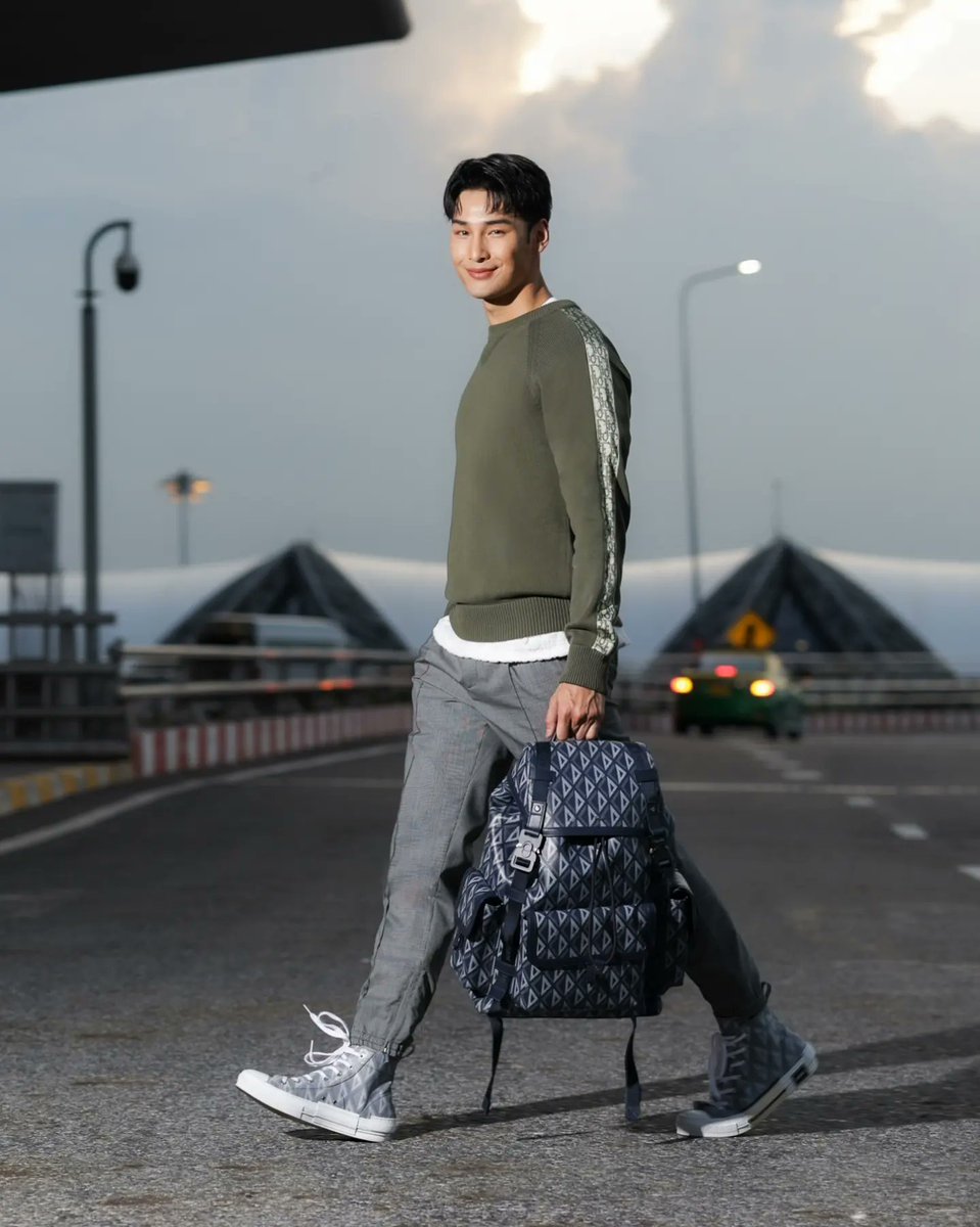VogueThailand's tweet photo. 'มาย-ภาคภูมิ' @milephakphum และ 'อาโป-ณัฐวิญญ์' @Nnattawin1 ในแอร์พอร์ตลุคจากดิออร์ เตรียมพร้อมเดินทางไปยังปารีสเพื่อเข้าร่วมชมแฟชั่นโชว์ @Dior Men's Summer 24 ในฐานะ House Ambassador ของดิออร์ประเทศไทย ที่จะจัดขึ้นในวันที่ 23 มิถุนายน 2023 นี้ #DiorSummer24 #MileApoFlyToParis https://t.co/QU6zcK4ry1