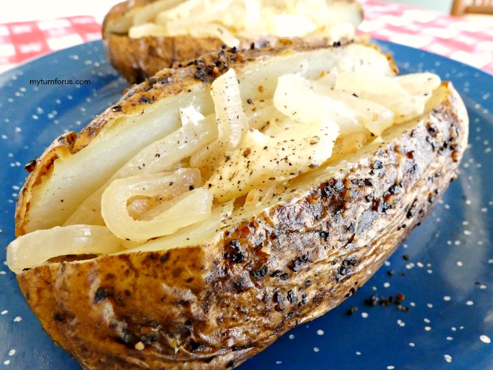 These campfire baked potatoes are one of our favorite camping dishes. We season them, add onions and cook them in an open fire with coals!  Totally incredible!
Instructions>> myturnforus.com/campfire-potat… 
#camping #campmeals #CampingMeals #campfirePotatoes #RoastedPotatoes