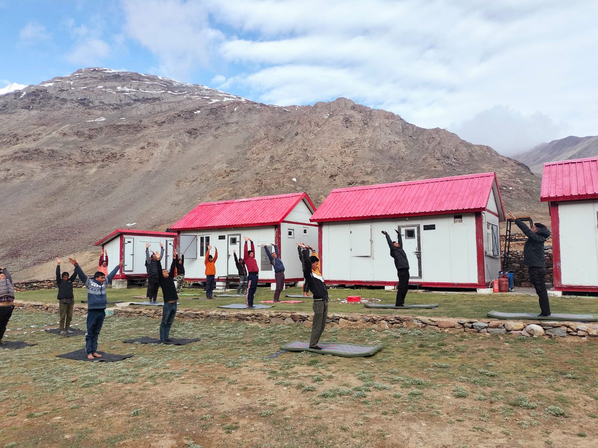 The @NCPOR  team at Himansh, the High altitude research station in #Himalaya, celebrated #InternationalDayofYoga2023. This celebration covered not only poles to poles, but also the Third Pole. #HarGharAnganYog #VasudhaivaKutumbakam @moesgoi @moayush @Ravi_MoES @BhanuZariun