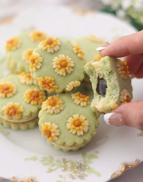 Matcha cookie sandwiches by nm_meiyee