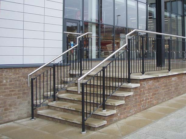 pro_railing's tweet photo. Flexibility in Design.
Our extensive range of components maximises on-site flexibility and minimises delays.
For more information visit our website link in the bio.
#balustrades #glassbalustrades #stainlesssteel #handrailing #componentsystem #expandedmetal #fhb #fhbrundle https://t.co/bOi17VrUf1