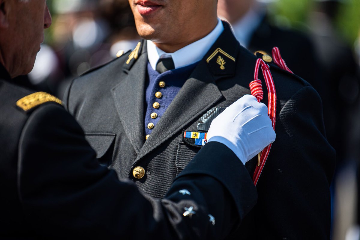 c1_eogn's tweet photo. L'#EOGN c'est aussi la #formationcontinue, consubstantielle aux carrières militaires.
➡️ Remise des brevets aux #officiers du cours supérieur d'enseignement militaire gendarmerie #CSEMG. Ce sont nos lauréat de l'école de guerre. @ecoledeguerre https://t.co/alhXPe8bdw
