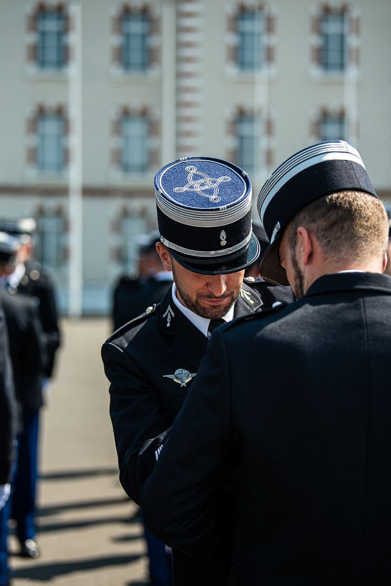 c1_eogn's tweet photo. L'#EOGN c'est aussi la #formationcontinue, consubstantielle aux carrières militaires.
➡️ Remise des brevets aux #officiers du cours supérieur d'enseignement militaire gendarmerie #CSEMG. Ce sont nos lauréat de l'école de guerre. @ecoledeguerre https://t.co/alhXPe8bdw