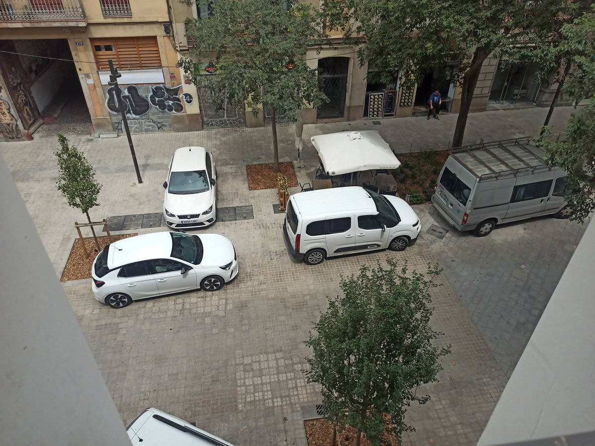 xevirock_cat's tweet photo. #superilla o superparquing. D'ençà que s'ha pacificat el carrer. Consell de cent tenim un pàrquing davant l'institut. Tot això era per la gent deien https://t.co/zr88C9Jcoa