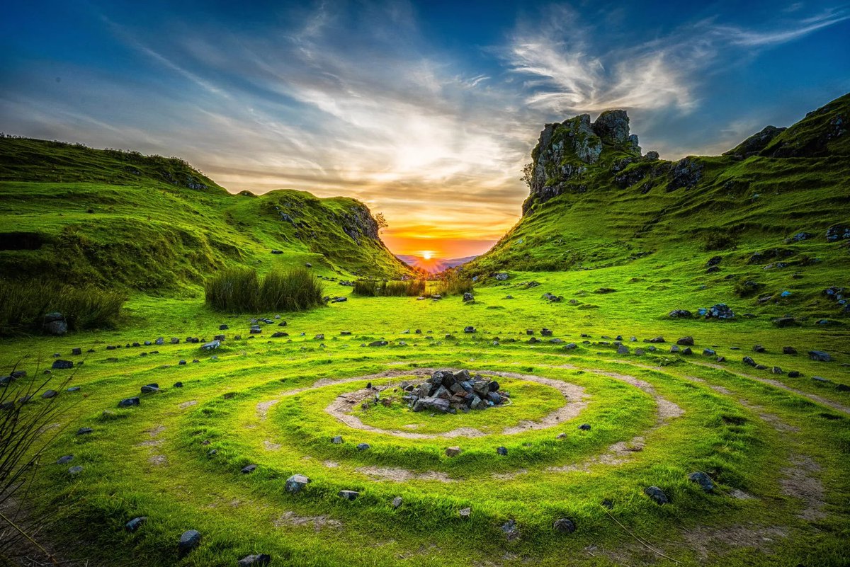 📸 Discover the mystical Fairy Glen in Scotland with @PIXEOapp! 🏴󠁧󠁢󠁳󠁣󠁴󠁿 Perfect for captivating photography! 🌳🧚

Photo by: Robert Lukeman

Learn more: pixeoapp.com/photo-spots/eu…

#Photography #TravelPhotography #Scotland #TheFairyGlen #PIXEO 📷🌲