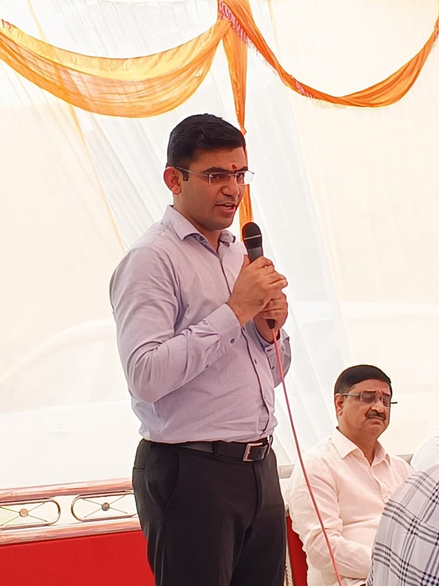 sbmchhotaudepur's tweet photo. માન.જિલ્લા વિકાસ અધિકારીશ્રી,છોટાઉદેપુર અને માન.ધારાસભ્યશ્રી છોટાઉદેપુરના વરદ હસ્તે ખટાસ પંચાયત ભવન કમ તલાટી કમ મંત્રી નિવાસ ખટાસ તા.જેતપુર પાવી જી.છોટાઉદેપુરનું લોકાર્પણ કરવામાં આવ્યું.
@crdgujarat1 @DDOCUdepur https://t.co/QQdQakcZz6