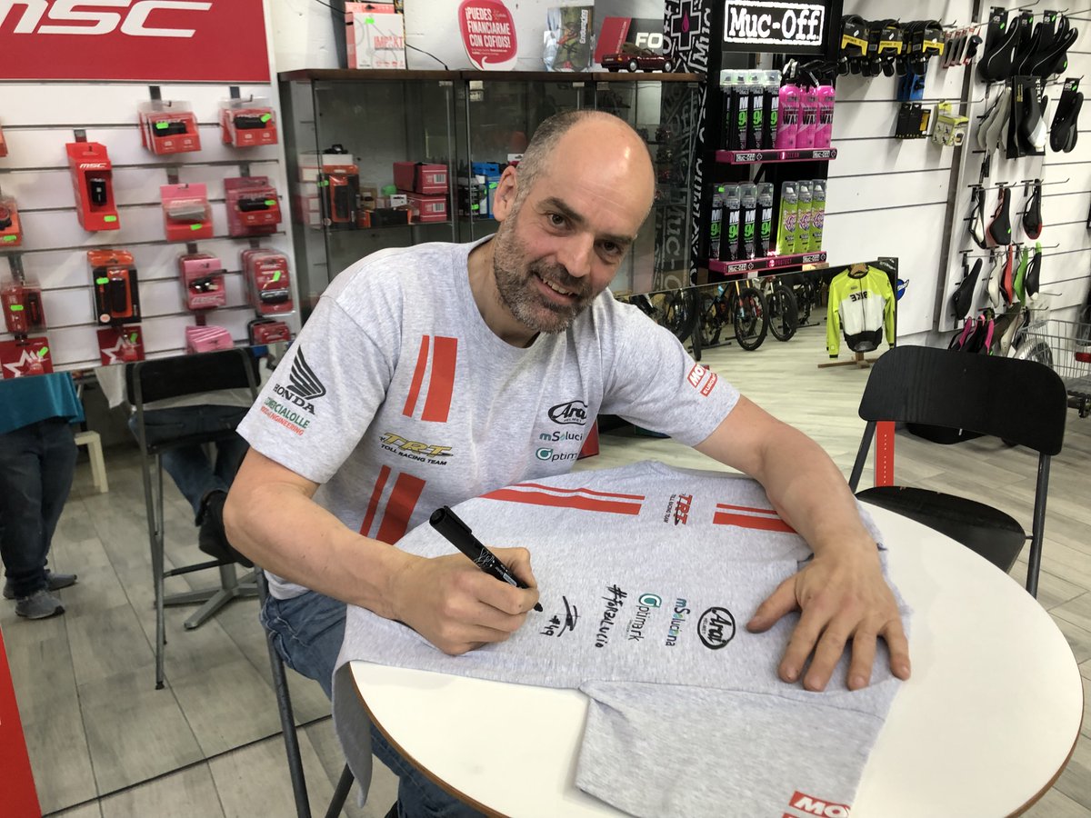 JGonzalezGP's tweet photo. No se me ocurre mejor día que hoy que @LucioLopezGP vuelve a pasar por quirófano para poner esta foto de #EternoRaül escribiendo #ForzaLucio en una de sus camisetas para regalársela interesándose por él. Hoy es la última vuelta de Raül Torras a su Isla. Gracias por tanto. https://t.co/ZMcRVZtHQ6