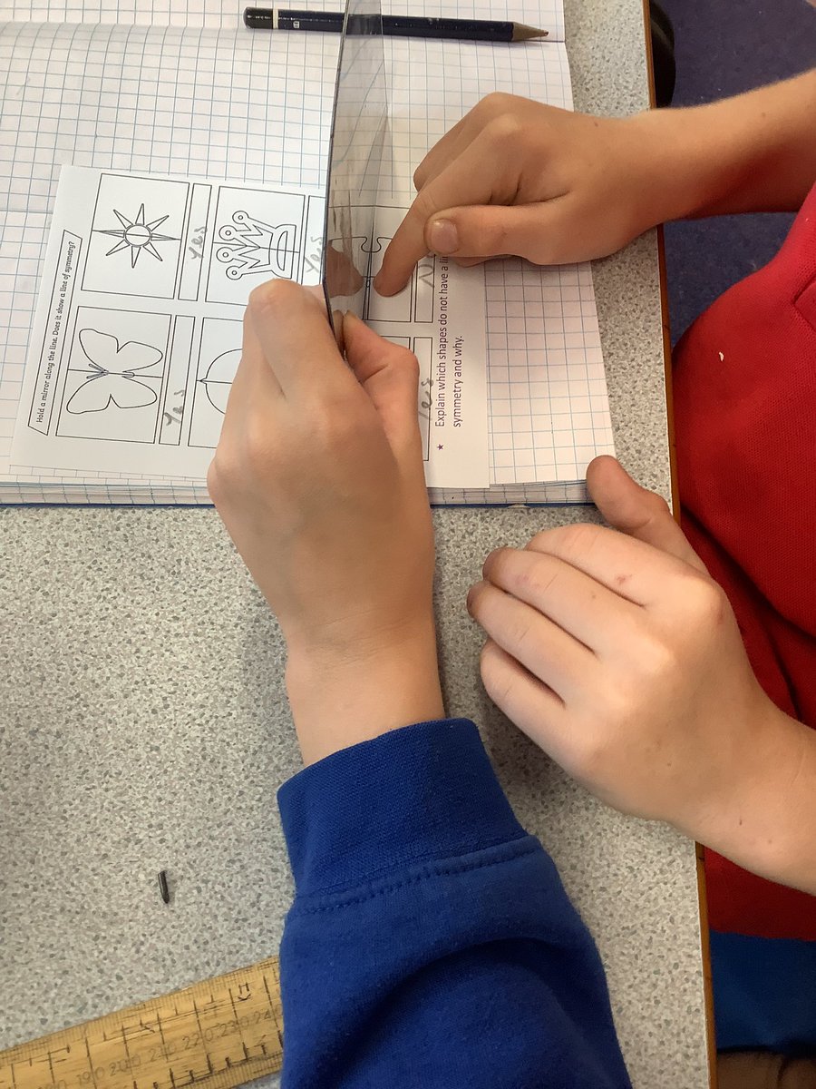 Year4EH's tweet photo. Looking at lines of symmetry today in maths! 🪞 https://t.co/tQvqQUx7iy