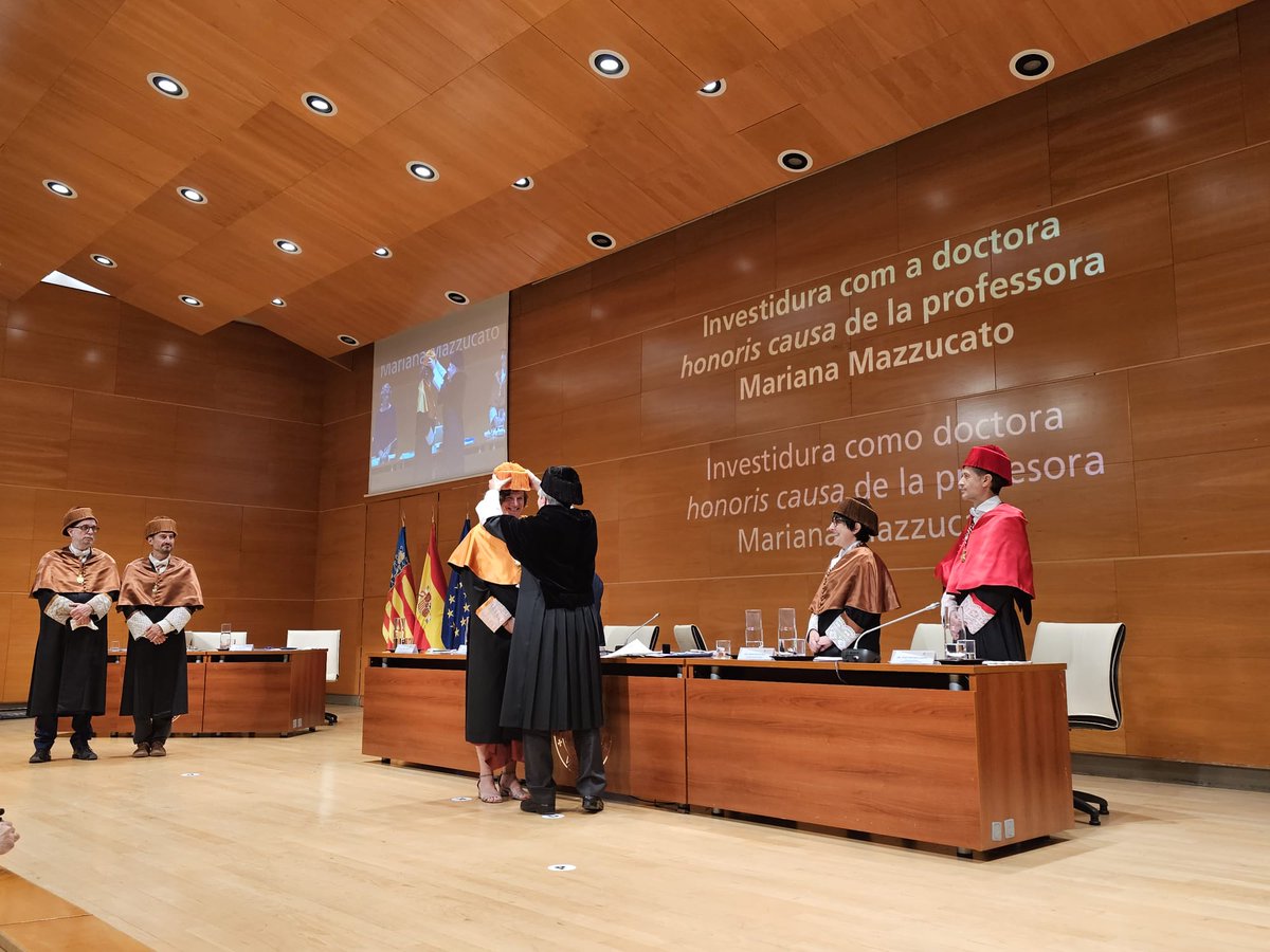 UPV's tweet photo. 🎓 Lección magistral de @MazzucatoM, Doctora Honoris Causa por la @UPV. 

Sigue la ceremonia en directo aquí ➡ https://t.co/ERKpBhM3ll https://t.co/JU9ae7uT1Q
