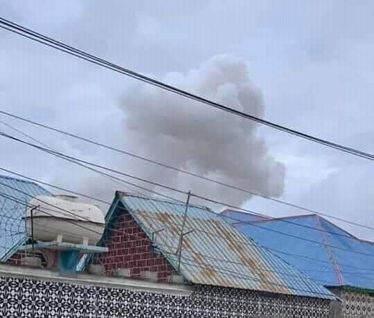 GaroweOnline's tweet photo. UPDATE ON #SOMALIA TERRORIST ATTACK: 

At 11:30 a.m., local time, car bomb exploded at SNA military base in heavily protected zone in Baardheere, followed by gunfire.

After 10 minutes, a 2nd explosion happened in the training camp which lies about 100 meters away from #Ethiopian military base.

As of now, 4 dead and over 10 wounded, per local official. Death toll likely to rise. The AlShabab terrorists steps up base attacks, getting arms through raids on FOBS.