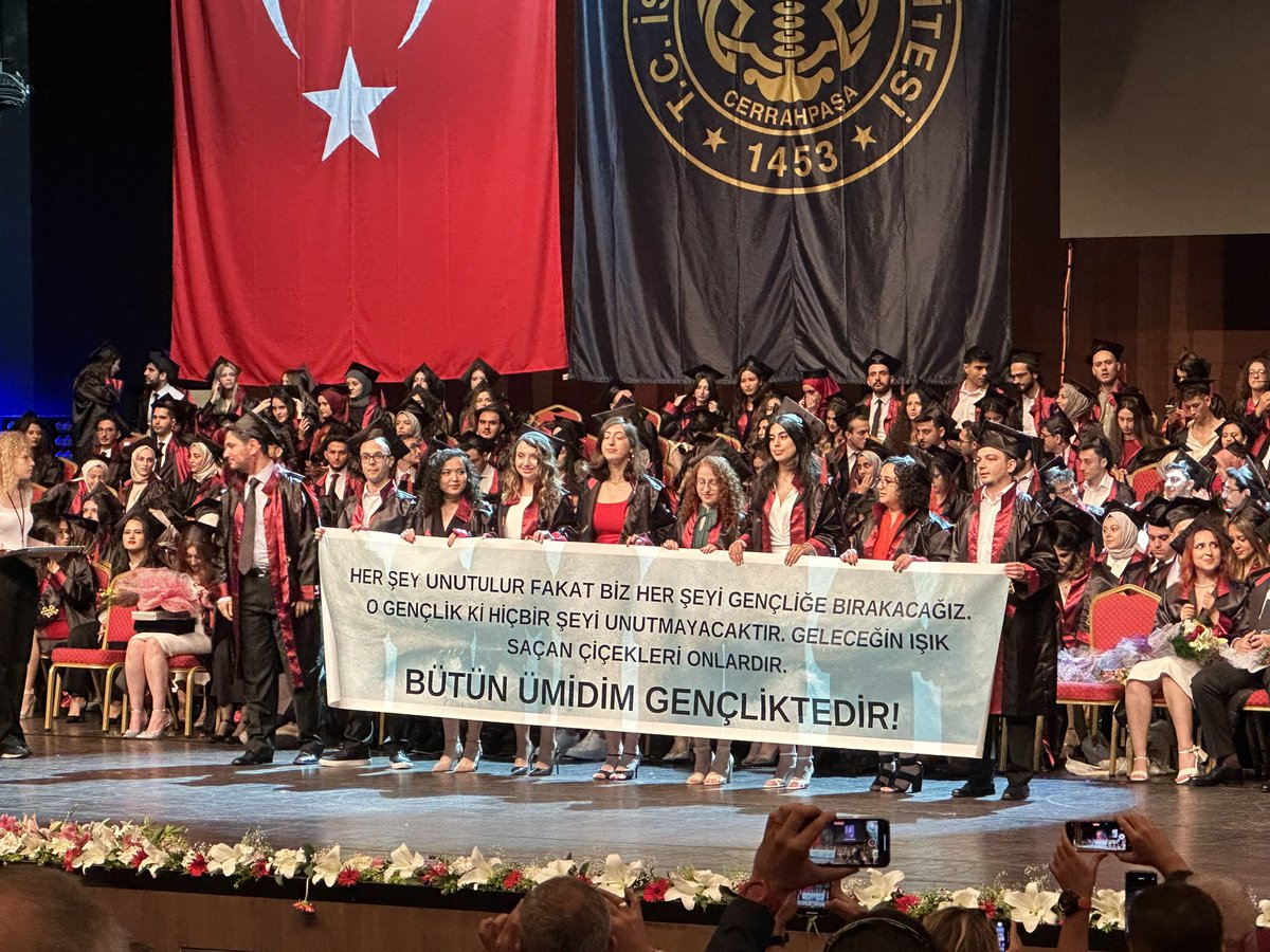 eskazanae's tweet photo. Cerrahpaşa Tıp Fakültesi 2023 mezunlarından mesajlar 🥰🤗 https://t.co/rAW7Q3xBRu