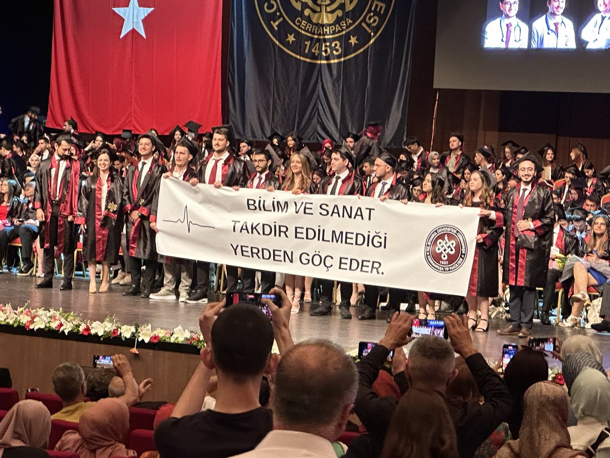 eskazanae's tweet photo. Cerrahpaşa Tıp Fakültesi 2023 mezunlarından mesajlar 🥰🤗 https://t.co/rAW7Q3xBRu