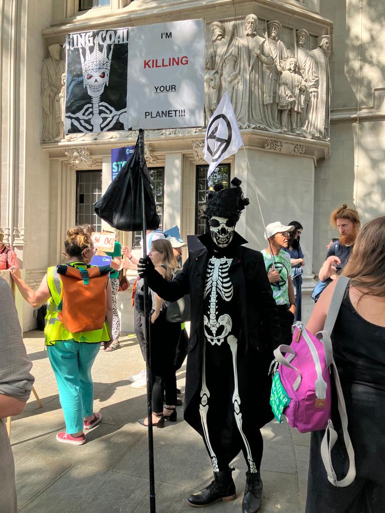 Wandsworth's very own King Coal joined the group outside the Supreme Court today. 
#HorseHill #EndFossilLiesEndFossilWar #StopRosebank 
@XRLondon @XRebellionUK @fossilfreeLDN @StopCambo @JustStop_Oil @XRBalham