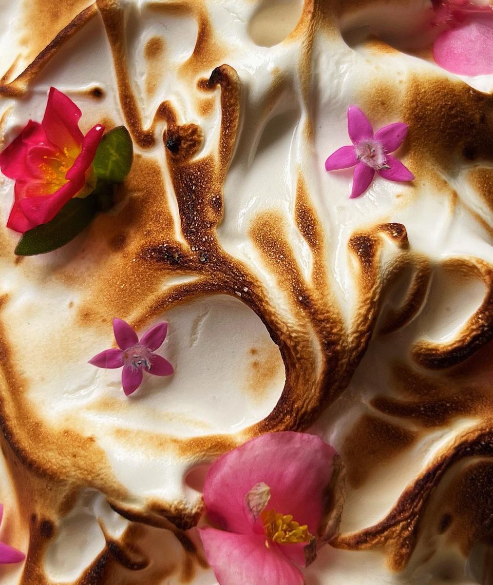 Panksy_flowers's tweet photo. A bouquet of flowers can add freshness and vibrancy not only to your home decor, but also to your favorite foods. Don't limit yourself to traditional dishes: add flowers to butter, ice cubes, pasta or salads. Let your imagination run wild and experiment!
#edibleflowers #microherb https://t.co/sboChYoXLs