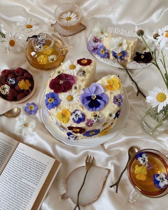 Panksy_flowers's tweet photo. A bouquet of flowers can add freshness and vibrancy not only to your home decor, but also to your favorite foods. Don't limit yourself to traditional dishes: add flowers to butter, ice cubes, pasta or salads. Let your imagination run wild and experiment!
#edibleflowers #microherb https://t.co/sboChYoXLs