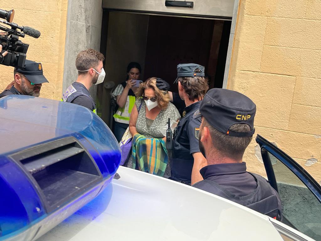 El dispositiu policial també s'emporta a declarar l'alcaldessa de #Sitges <a href="/aurorasitges/">Aurora Carbonell i Abella</a>