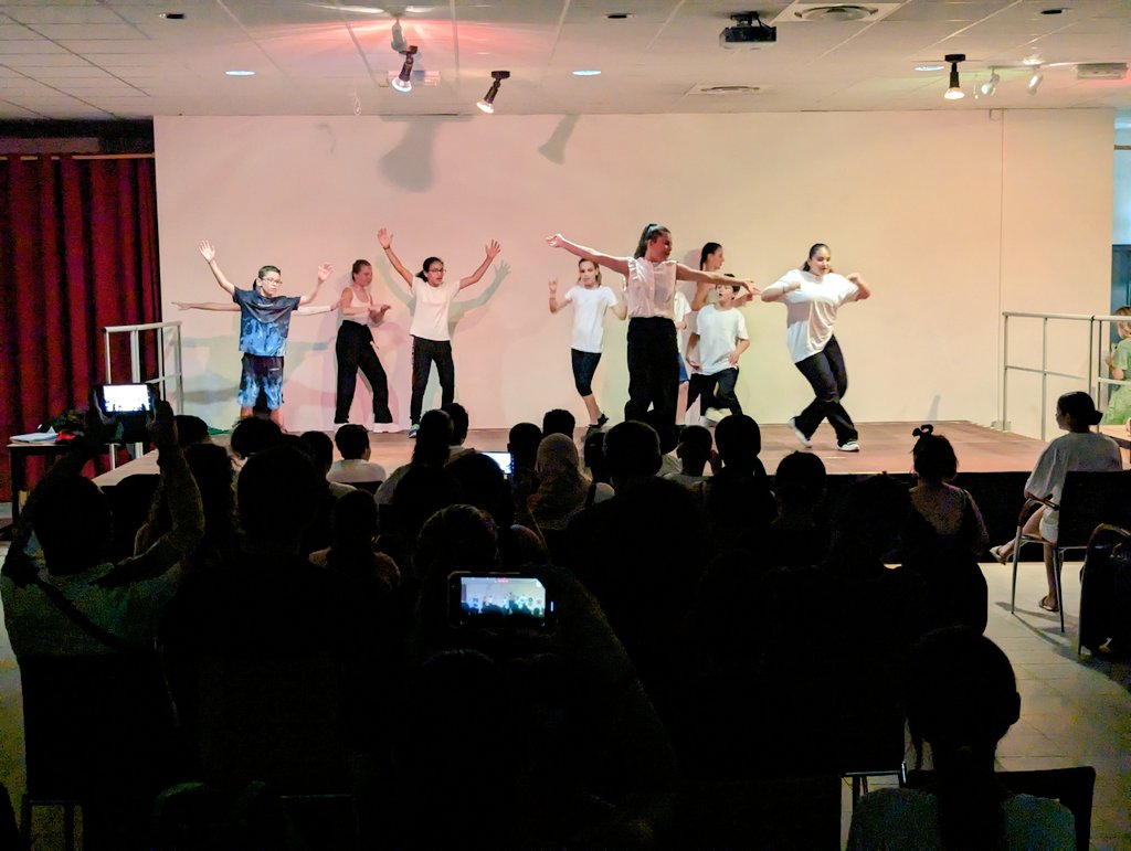 LaMarquisanne83's tweet photo. Un grand bravo aux élèves des classes de 6e5 et 6e6 du collège @LaMarquisanne83 pour leur travail et la qualité de leur spectacle  "Zig Zag Molière" donné devant une centaine de personnes.
Merci à la cité éducative pour son soutien. Merci à D Denis, ML Fourmestraux et @Cloricher https://t.co/7DB19ywjs6